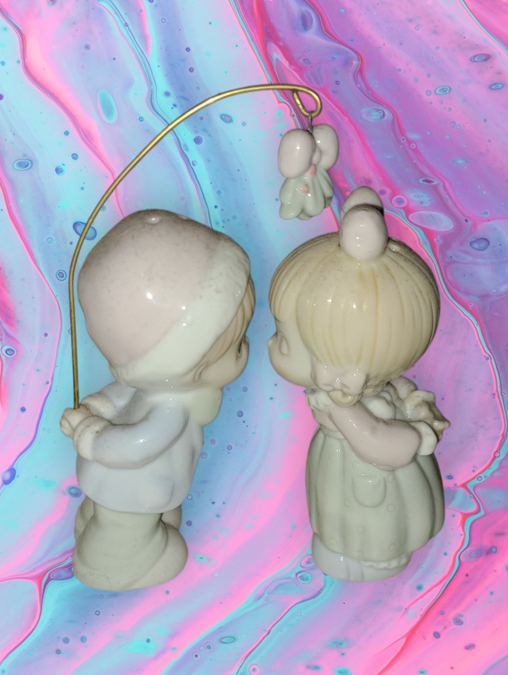 Precios Moments couple "under the mistletoe" salt & pepper shakers